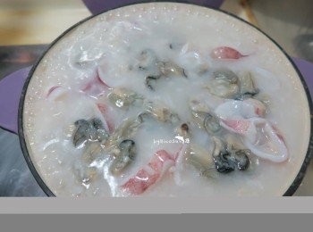 step5: 放入煮滾的稀飯中.約3分鐘關火