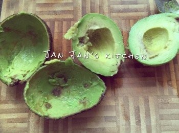 step2: 用匙沿邊挖出果肉，切條。先冷藏會比較容易切條，因為會比較挺身。