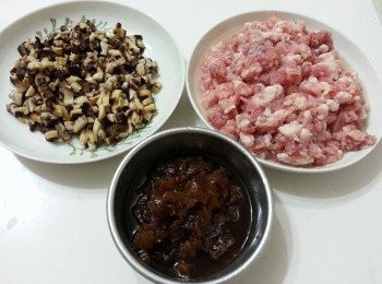step1: {香菇先泡水}香菇切丁蔭瓜剁碎備用