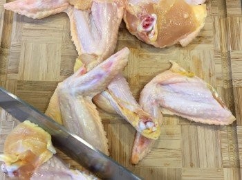 step2: 沿著雞搥和中翼中間的軟骨部份，輕易切開。