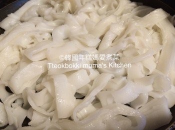 step3: 熱鑊下油炒香河粉備用。