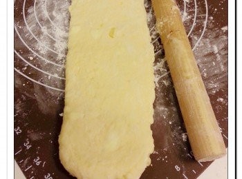 step5: 把麵團擀開成長方形, 摺三摺, 再擀開。重覆三次。
