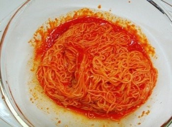 step4: 將麵放入醬料之中,仔細拌勻