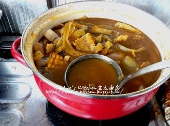 step9: 1 1/2小時後加少許鹽調味拌勻轉用大火再煲滾 , 熄火蓋上蓋焗30分鐘即可