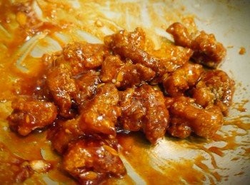 step6: *另熱鍋，下<span class="group_4">拌醬</span>燒微加熱後放入炸好的雞塊拌勻。