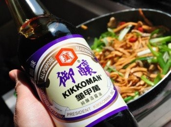 step6: 再加入【龜甲萬御釀醬油】於鍋中調味