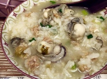 step7: 加上蔥粒、芫茜碎、唐芹粒，食用前可灑上少許胡椒粉