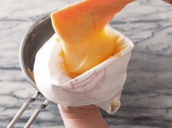 step8: 將7的麵糊填入已經裝上1㎝擠花嘴的擠花袋中。