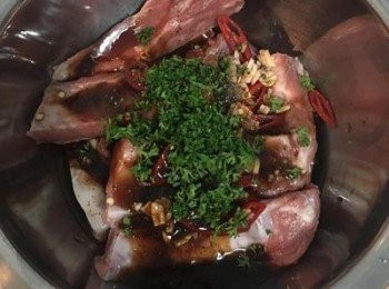 step2: 取一深鍋放入所有肋排和<span class="group_2">醬料</span>，略抓勻後靜置20-30分鐘。