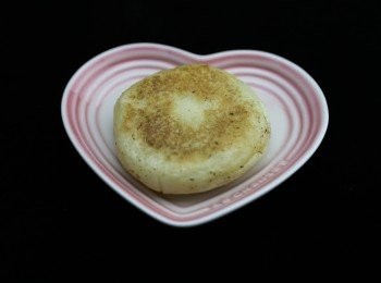 step4: 麵圑搓成圓形壓平再加入紅豆蓉包好後輕壓平
最後用平鑊兩面煎成金黃色