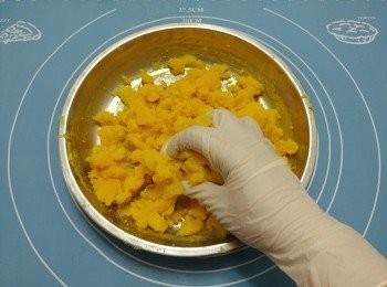 step5: 待10分鐘， 在碟中用手指將奶黃餡料捏揉混合