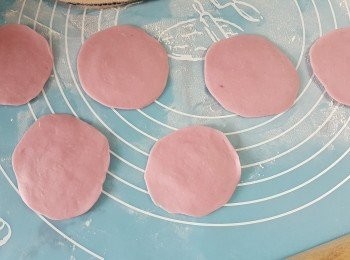 step6: 灑少許乾粉於枱面,用麵棍將每一塊粉皮碌圓