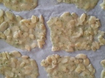 step6: 手沾濕將材料抹平,越薄越好吃喔