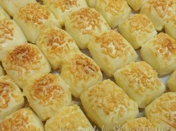 step6: 第2次發酵完成後,,掃上蛋液及灑上芝士碎,,放入已預熱焗爐,,160度焗15分鐘即可!!