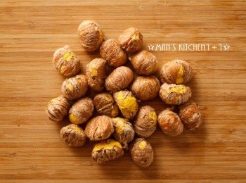 step1: 首先將栗子的外殼用刀子劃開後剝除乾淨。