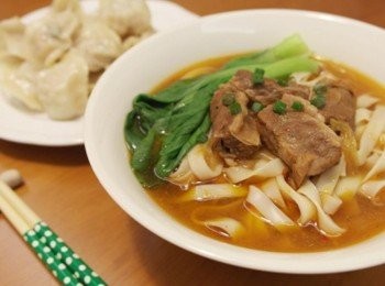 step9: 端出這碗香氣逼人的紅燒牛肉麵~~ 上面撒了一些蔥..看起來很專業!!! 另外還煮了果貿邱媽媽蝦仁水餃喔:)