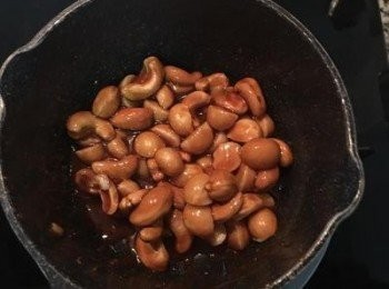 step5: 倒入堅果拌勻，確保所有堅果都有沾覆到焦糖漿。此時糖因開始降溫，故攪拌時會有拉絲狀產生。