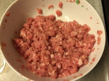 step4: 豬肉碎醃10分鐘, 加冰水攪勻 (冰水令肉質有軟的感覺但又不會太過鬆散)