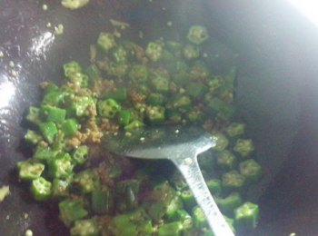 step5: 加入肉末，下少許雞精，翻炒幾下。