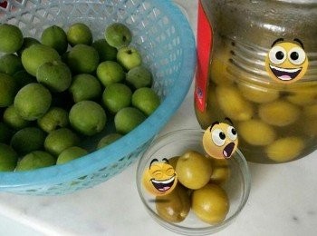 step1: 先用水清洗乾淨....將鹽洒上.....用力搓呀搓..過水後..再以粗鹽將青梅搓揉至表皮滲出苦水(大約30分)...佢地叫""殺青""..將蒂挑去..將梅子撈起放在砧板上，用刀背輕拍裂......加入鹽大約三湯匙，加水淹過梅面...再放上兩個玻璃碗壓住梅子....浸泡8-12小時..之後將水倒去....放置水龍頭下，注入清水，開最小的水流速度浸水6~8小時。.浸過後的梅子將水倒去......風乾一日一夜........浸水的同時，準備第一次糖水，(自己衡量多小梅用多少水..最緊要浸過梅面)...放入半包冰