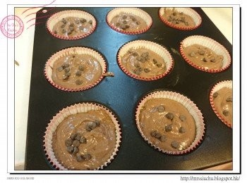 step9: 把鬆餅紙杯放入模具內, 倒入蛋糕液至8成滿。把餘下少許朱古力粒放在表面。