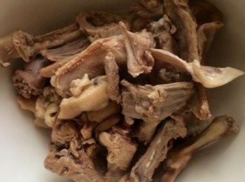 step2: 鴨肉切塊，涼水下鍋焯去血水。