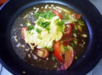 step5: 最後放入滑蛋與蔥綠拌炒均，起鍋加少許香油提味