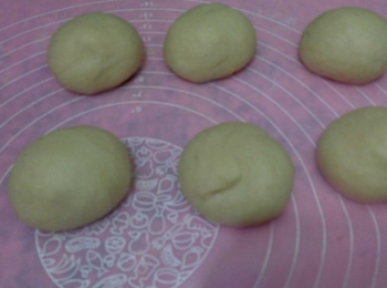 step4: 麵團分成77克左右，6個劑子。