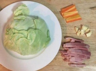 step1: 高麗菜洗淨瀝乾；煙燻火腿切薄片；蒜頭切末；紅蘿蔔切片。