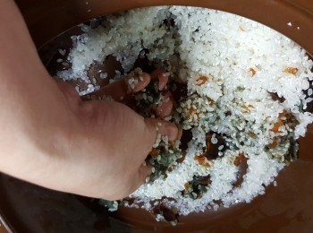 step1: 珍珠米洗淨後,將1隻皮蛋撈勻珍珠米醃10分鐘(用皮蛋醃米是會令到粥更綿滑同更香)