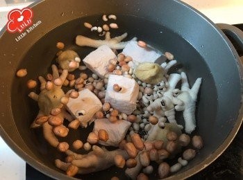 step6: 將花生、眉豆、無花果、瘦肉、<a href="https://bit.ly/3kLFTWO" target="_blank" data-keyword="雞腳" class="guide-link"><strong>雞腳</strong></a> <span style="display:inline-block;vertical-align:middle;margin-top:-3px;color:initial;border-radius:3px;padding:2px 3px;font-size:12px;line-height:14px;background:#87d300;color:#fff;">即買</span> 加水，以大火煲滾後轉細火煲1.5小時