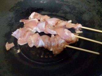 step5: 把鑊燒紅下油，待鑊及油再次燒紅後下雞串慢火煎熟。