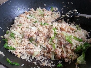 step10: 將白飯回鑊 , 加少許生抽 , 胡椒粉調味 , 加入生菜拌勻炒至生菜軟身