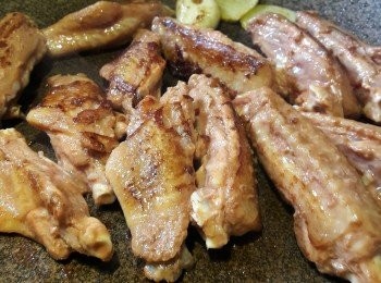 step2: 在落鑊前，灑小許生粉在<a href="https://bit.ly/3zHU5V3" target="_blank" data-keyword="雞翼" class="guide-link"><strong>雞翼</strong></a> <span style="display:inline-block;vertical-align:middle;margin-top:-3px;color:initial;border-radius:3px;padding:2px 3px;font-size:12px;line-height:14px;background:#87d300;color:#fff;">即買</span> 面，熱鑊加小許油爆香薑片蒜片，將<a href="https://bit.ly/3zHU5V3" target="_blank" data-keyword="雞翼" class="guide-link"><strong>雞翼</strong></a> <span style="display:inline-block;vertical-align:middle;margin-top:-3px;color:initial;border-radius:3px;padding:2px 3px;font-size:12px;line-height:14px;background:#87d300;color:#fff;">即買</span> 排放在鑊中，煎至金黃，反轉再煎另一邊，其間要細火，加上煲蓋嚟煎，好快就熟啦!上碟食得。