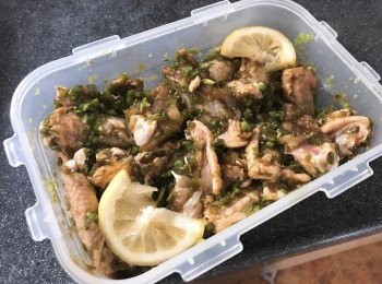 step3: 將<a href="https://bit.ly/3zHU5V3" target="_blank" data-keyword="雞翼" class="guide-link"><strong>雞翼</strong></a> <span style="display:inline-block;vertical-align:middle;margin-top:-3px;color:initial;border-radius:3px;padding:2px 3px;font-size:12px;line-height:14px;background:#87d300;color:#fff;">即買</span> 加入荷蘭豆蓉，蜜糖，檸檬汁攪拌。最後用生粉撈匀。