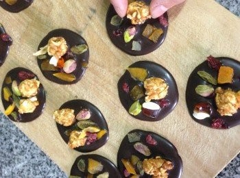 step1: 先將黑朱古力粒隔水座溶加入椰子油及可可粉拌勻至滑流的狀態