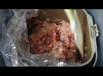 step4: 麵包機運作期間, 不時用膠刮刀把肉碎推向中間。
Use a rubber spatula sometimes to keep the meat be stirred well.