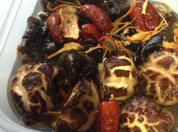 step4: 乾冬菇雲耳蟲草菇浸泡。雲耳蟲草菇浸開後撈起備用。冬菇浸開後切去菇蒂。