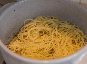 step5: 此時意粉應該夠熟可盛起，隔走水份後直接放入鍋中炒勻