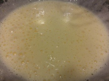 step3: 蛋加糖用電動打蛋器發混,需發勻到淡黃色。