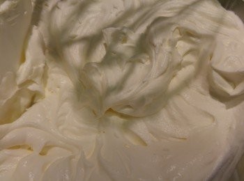 step7: 淡<span class="group_2">忌廉</span>加入糖和雲妮拿油打成有紋路即成,放入雪櫃雪凍。