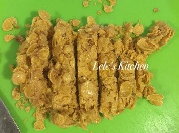 step5: 待玉米餅完全冷卻定型後，用菜刀切成條狀