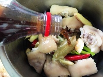 step3: 電鍋內鍋放入川燙好的豬腳、可樂、醬油、八角、月桂葉、蔥、蒜頭、薑