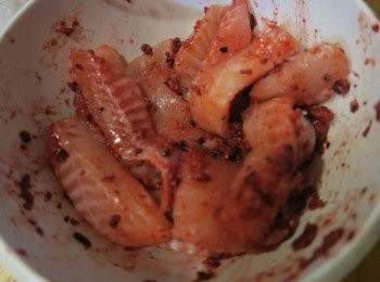 step1: 魚片切成適量大小.紅麴稍微按摩醃製1小時