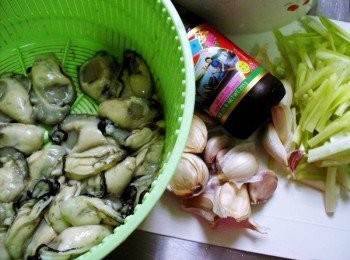 step1: 鮮蚵洗淨備用，韭黃切段，蒜頭切末