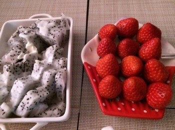 step2: 我還做了火龍果和草莓的水果沙律，贊讚讚。