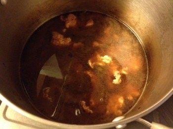 step3: 加水剛蓋過牛腩粒即可, 後加入冰糖