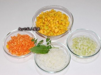 step2: 將南瓜去皮去籽切成細丁狀,洋蔥及西洋芹和胡蘿蔔也切成細丁狀