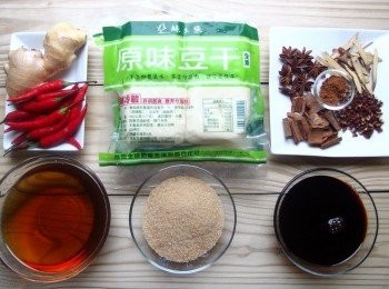 step1: 準備所有材料。豆干請選擇原味厚片豆干,切成塊狀。