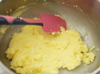 step1: 先用打蛋器打發牛油至軟身，再下糖拌勻